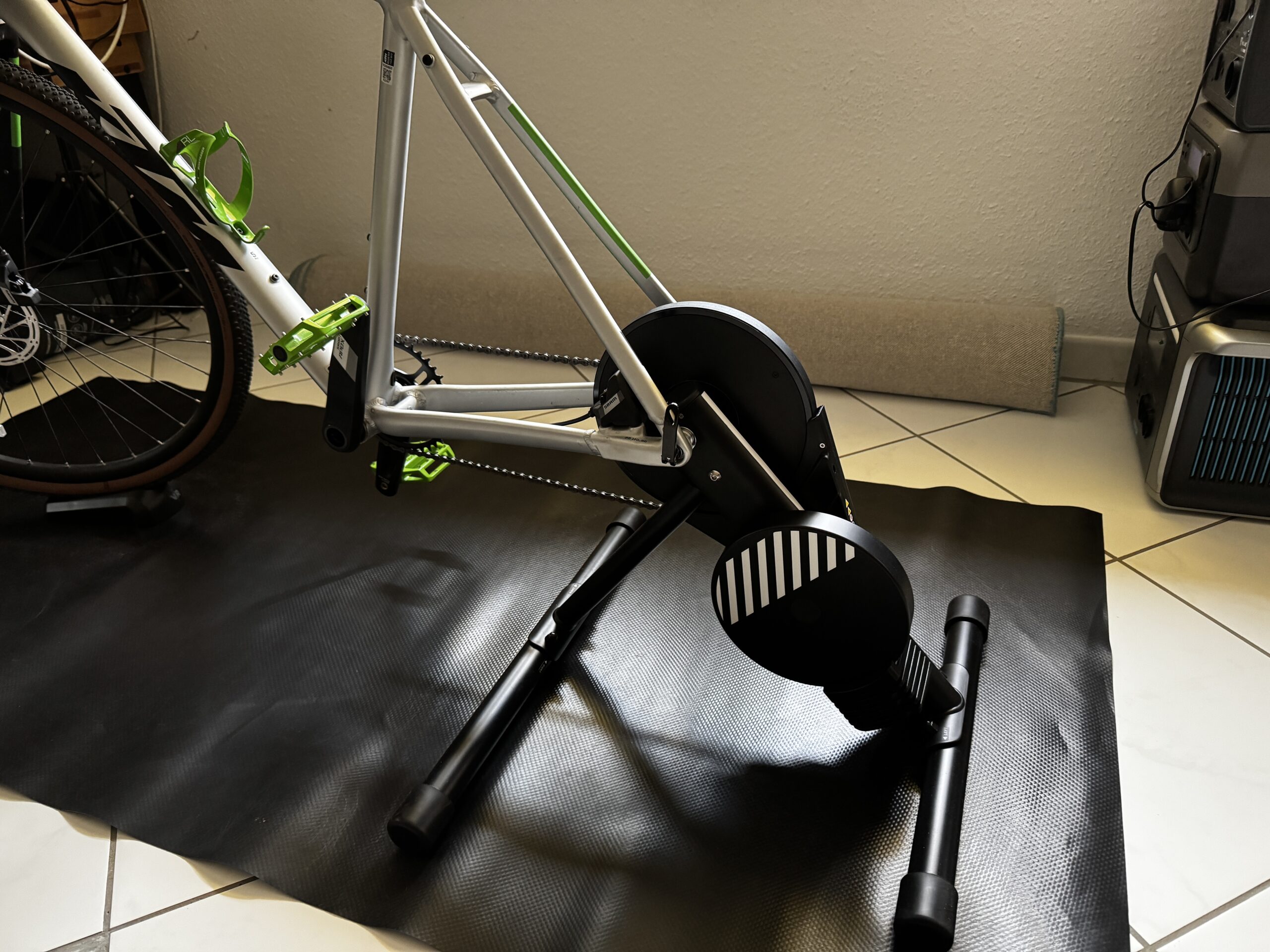 Van Rysel D100 Rollentrainer: Radtouren im Wohnzimmer